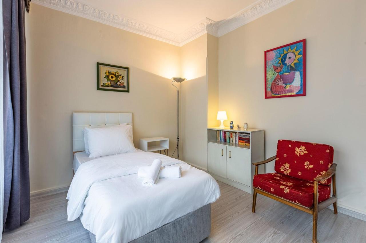 Charming Apartment Surrounded By Vibrant Attractions In Kadikoy Istanbul Ngoại thất bức ảnh